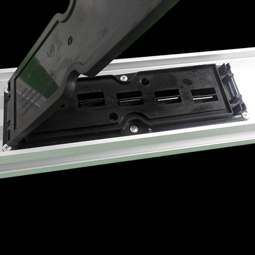 小體(tǐ)積大(dà)電(diàn)流的(de)低(dī)壓封(fēng)閉式插接母線(xiàn)槽